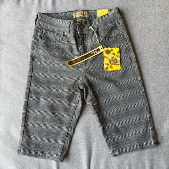 Hybrid & Company Women's Perfectly Shaping Hyper Stretch Bermuda Shorts - Picture 1 of 9
